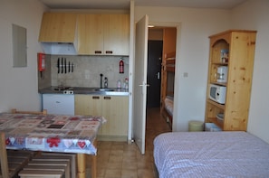 Iron/ironing board, travel cot, free WiFi