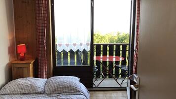 Iron/ironing board, travel crib, free WiFi