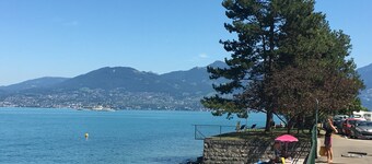 Cosy traditional studio with lake views, minutes from ski slopes and beaches.