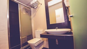 A compact bathroom with a shower, toilet, and sink. - Hostal Sol Los Angeles (Madrid)