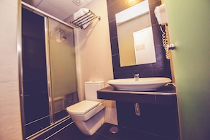 A compact bathroom with a shower, toilet, and sink. - Hostal Sol Los Angeles (Madrid)