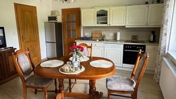 Mikrowelle, Herdplatte, Geschirrspüler