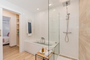 Badekar, hårføner og håndklær