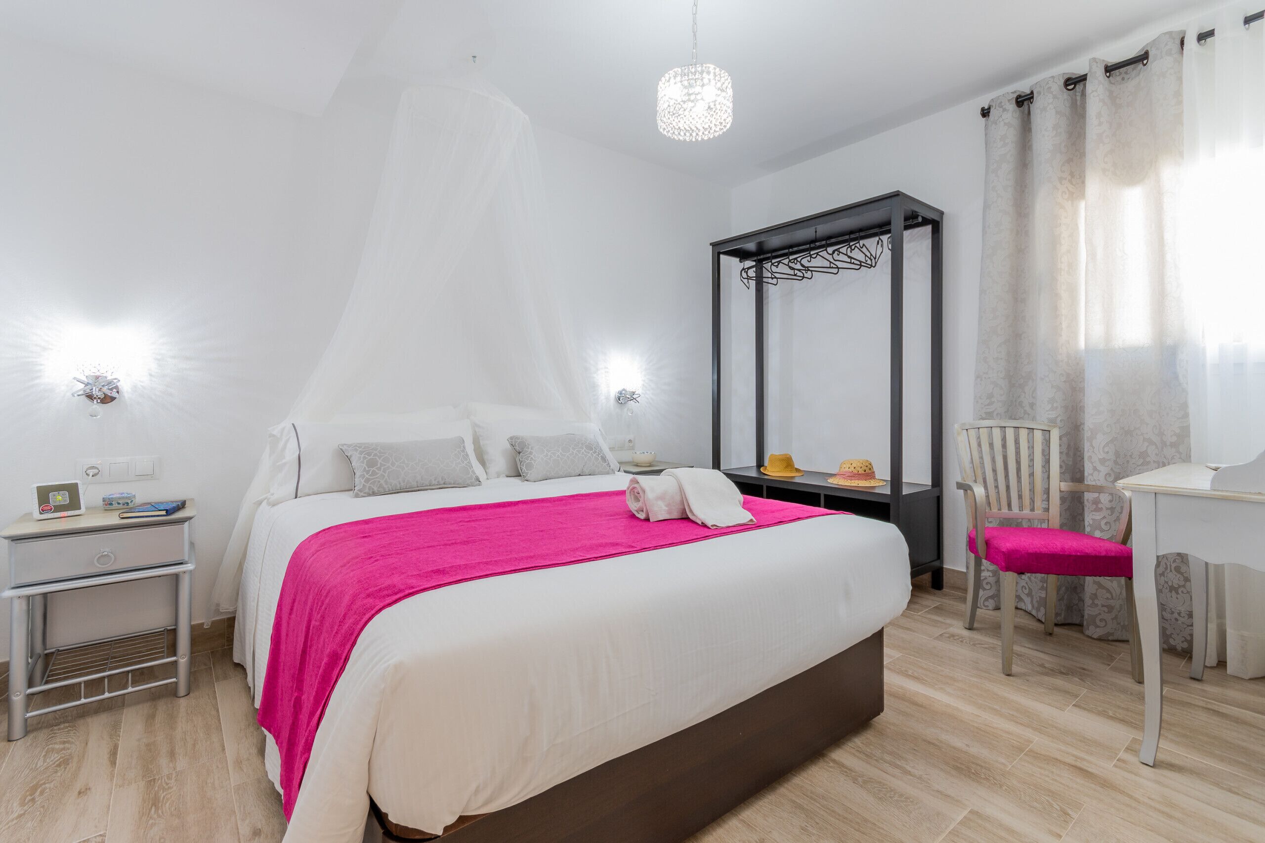 3 chambres, coffres-forts dans les chambres, fer et planche à repasser