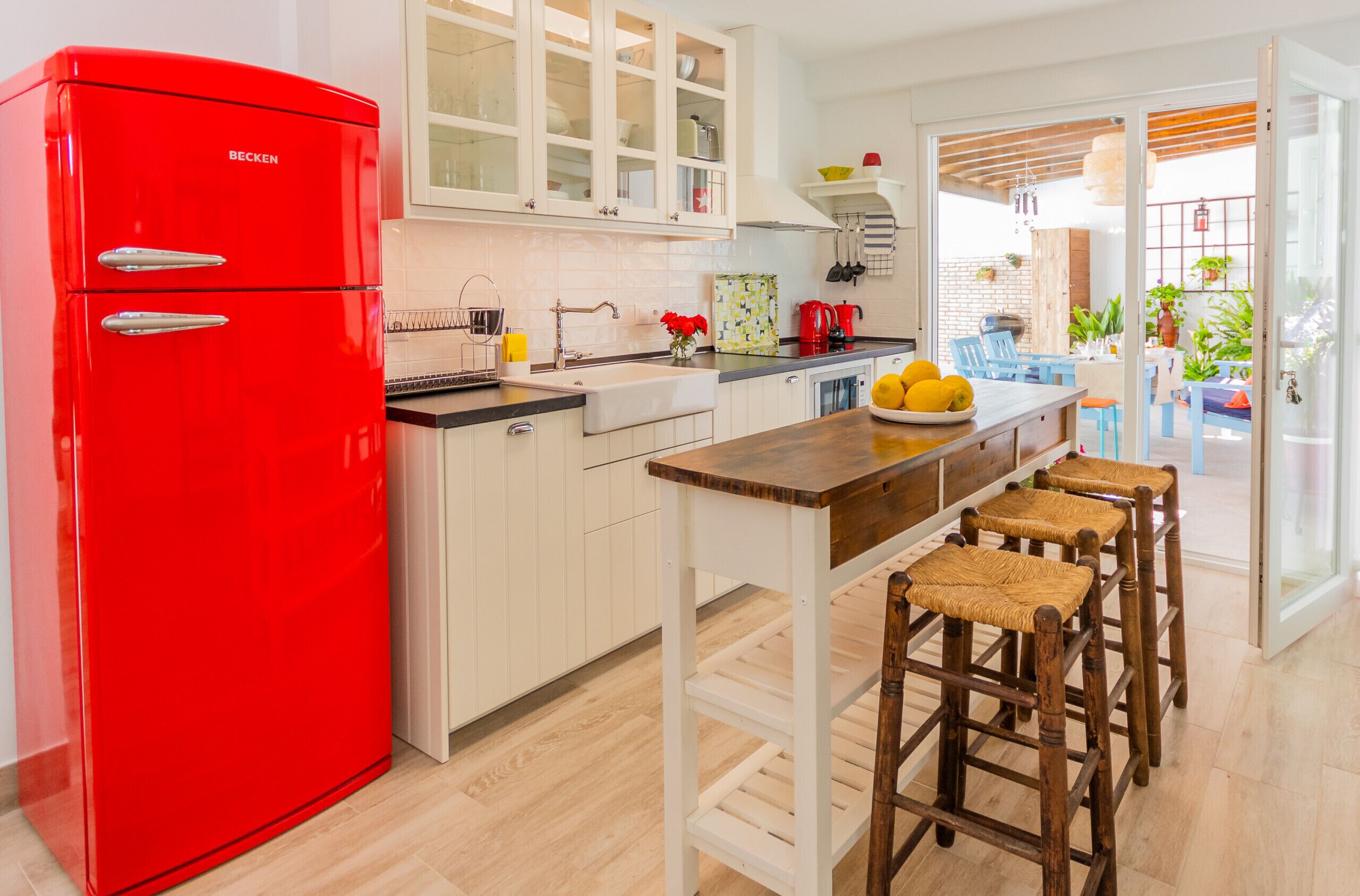 Een koelkast, een magnetron, een vaatwasser