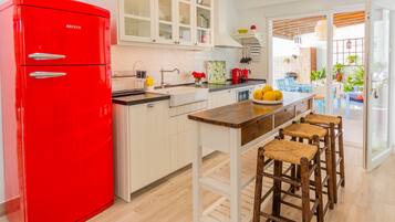 Een koelkast, een microgolfoven, een vaatwasser