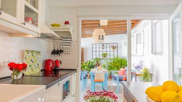 Een koelkast, een magnetron, een vaatwasser