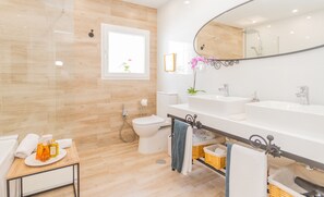Badewanne, Haartrockner, Handtücher