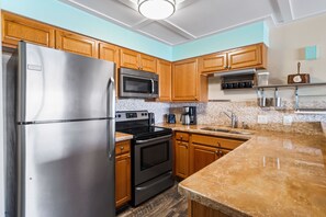 Kjøleskap, mikrobølgeovn, ovn og kokeplater