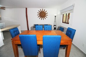 Comfort Cabin | Living area | Flat-screen TV