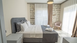 Ylelliset vuodevaatteet, minibaari, työpöytä, äänieristys