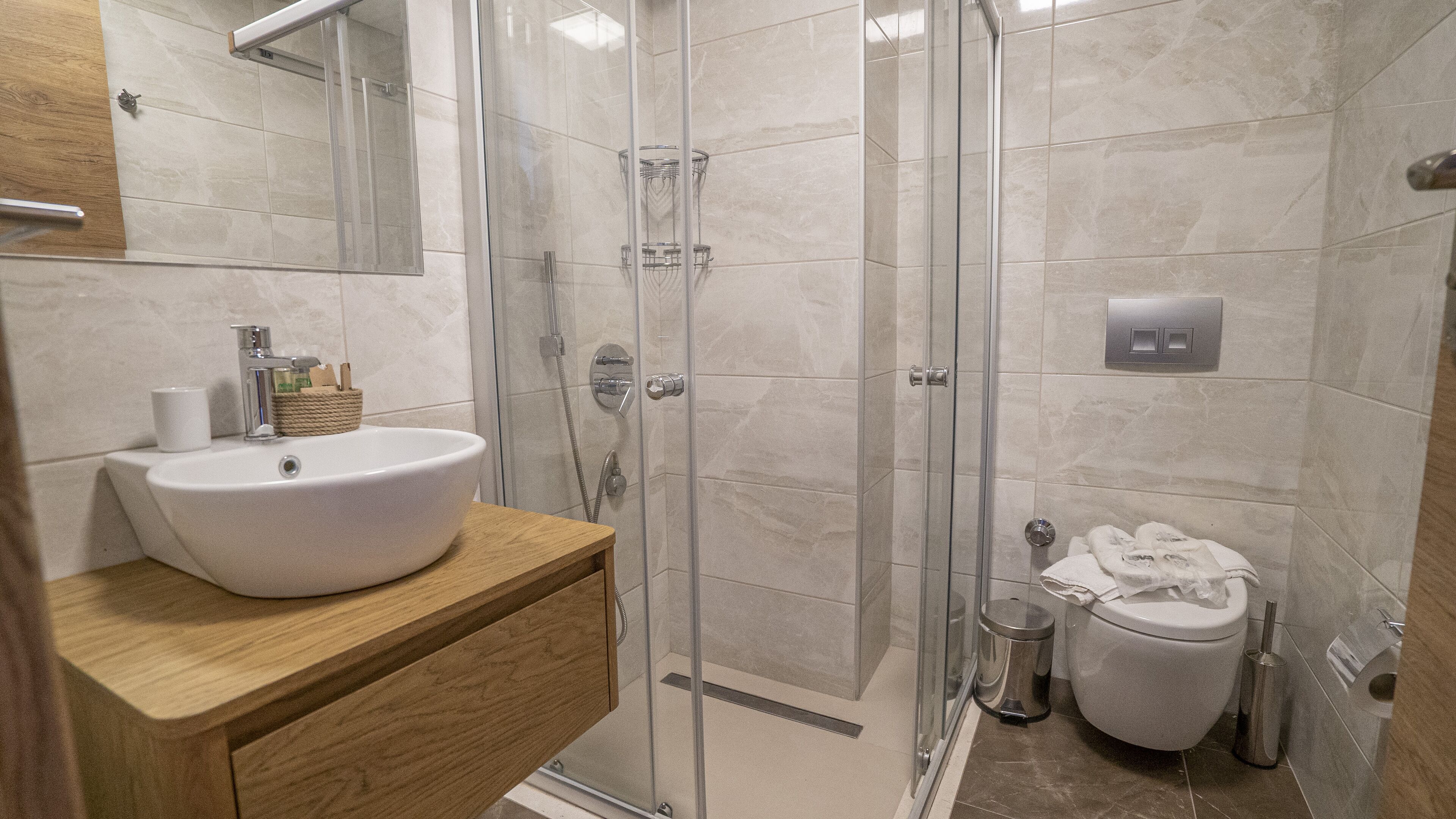 Ekonomik Oda | Bathroom | Shower, rainfall showerhead, hair dryer, slippers