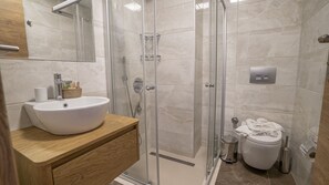 Ekonomik Oda | Badezimmer | Dusche, Regendusche, Haartrockner, Hausschuhe