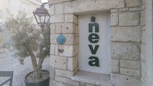 Eine Steinsäule mit dem Schriftzug 'neva'.