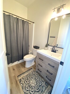 Duschwanne, Haartrockner, Handtücher, Seife