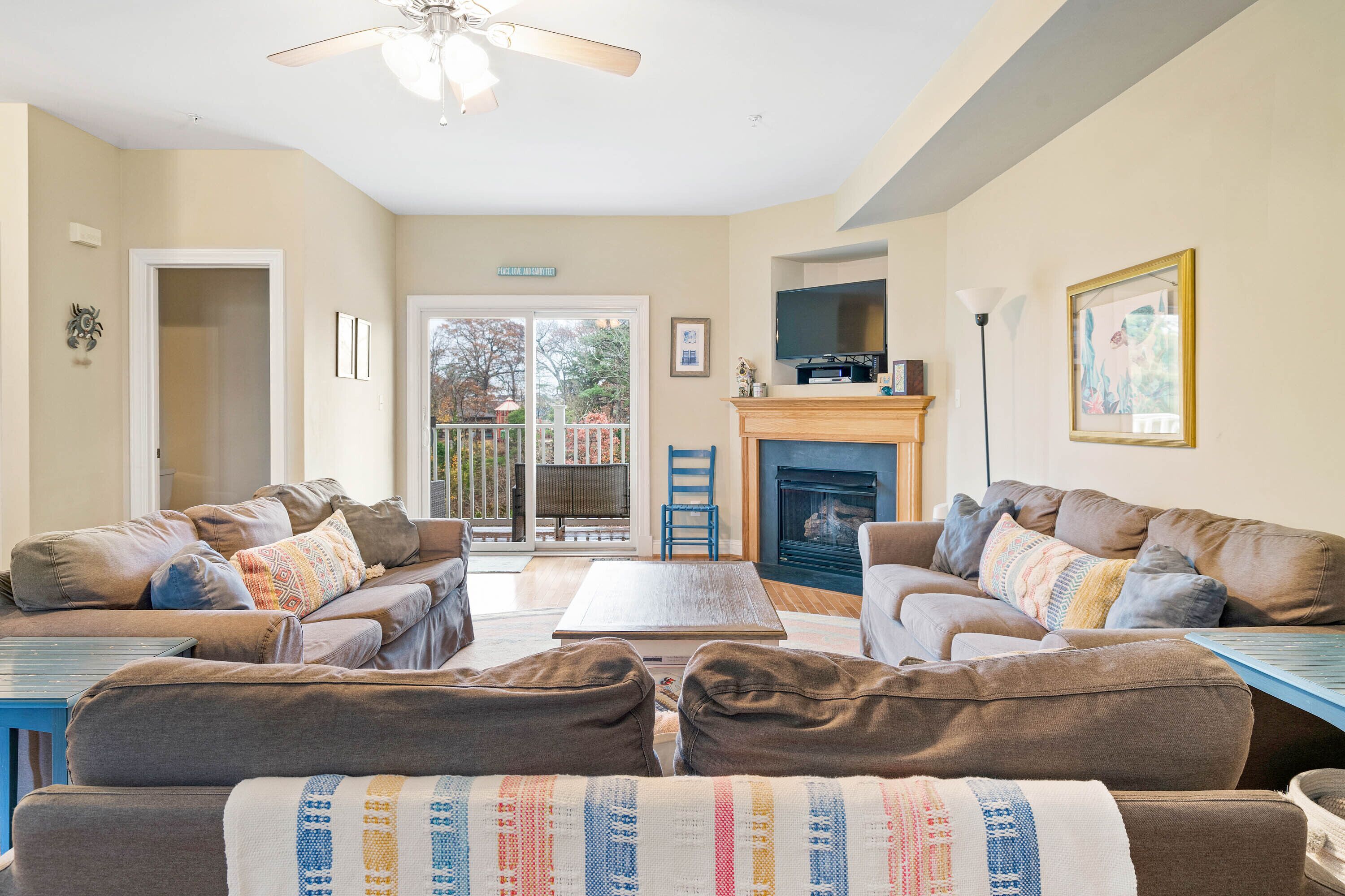 Smart TV, chimenea y reproductor de DVD 