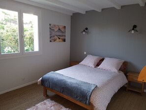 3 bedrooms, iron/ironing board, WiFi, bed sheets