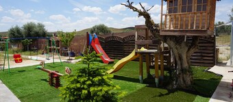 Cuchifarm accommodation near Warner Bros.