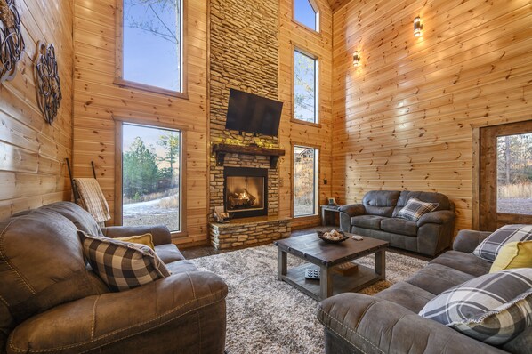 Smart TV, fireplace, video games, DVD player - Luxury family friendly cabin, in a wooded cul-de-sac in the heart of Hochatown. (Broken Bow)
