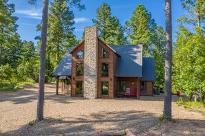 Exterior - Luxury family friendly cabin, in a wooded cul-de-sac in the heart of Hochatown. (Broken Bow)