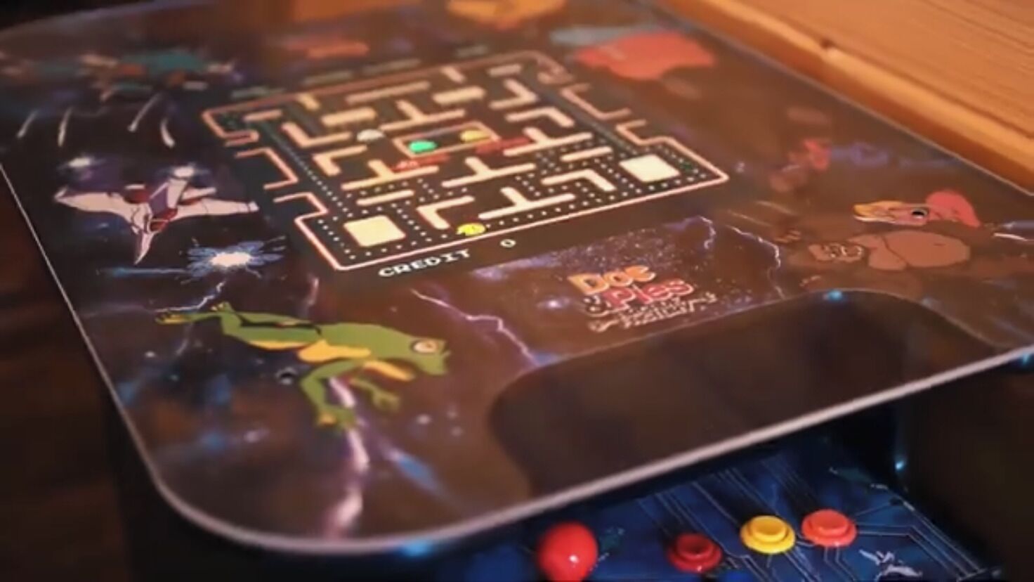 Un jeu de société avec un plateau représentant un labyrinthe et un personnage de grenouille.
