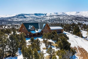 Exterior - Family Reunion Lodge Sleeps 22 with Pickleball, Ziplines, Firepit+ 90 min to SLC (Fruitland)
