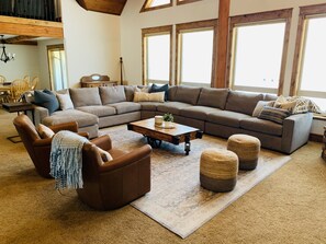 Smart-TV, Kamin, DVD-Player, Kinderspielzeug