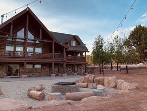 Exterior - Family Reunion Lodge Sleeps 22 with Pickleball, Ziplines, Firepit+ 90 min to SLC (Fruitland)