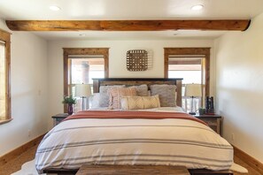 8 bedrooms, iron/ironing board, travel cot, free WiFi - Family Reunion Lodge Sleeps 22 with Pickleball, Ziplines, Firepit+ 90 min to SLC (Fruitland)