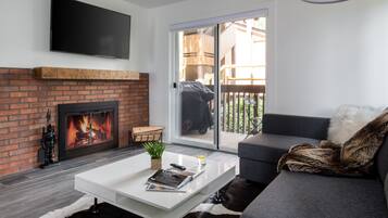 Smart TV, fireplace