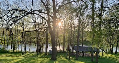 Whitewater River House - Two private riverside suites, beach access