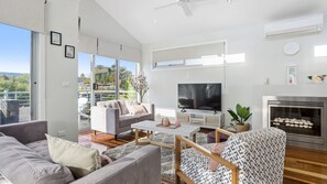 Fireplace, Netflix, streaming services - TRINITY BEACH HOUSE Rosebud (ROSEBUD)