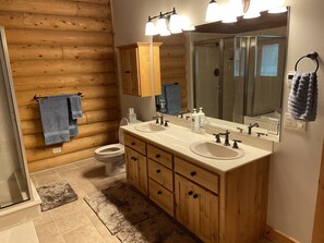 Duschwanne, Whirlpool, Haartrockner, Handtücher