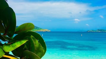 På stranden, solstolar och strandhanddukar