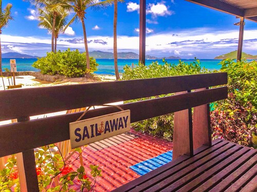 Sail Away II-WOW Beachfront to Paradise and Remodeled. GENERATOR on property..