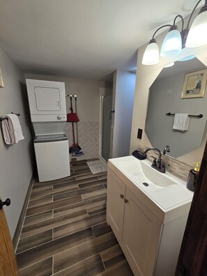 Chuveiro, secador de cabelo, toalhas de banho, sabonete