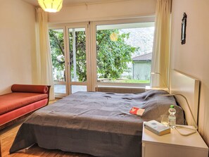 2 bedrooms, iron/ironing board, Internet