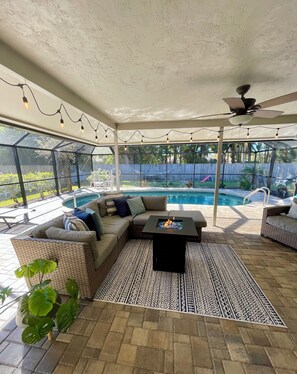 Outdoor pool, a heated pool - HEATED pool, bike to Siesta, quiet street, 1 MILE to SK beach, kayaks & bikes (Sarasota)