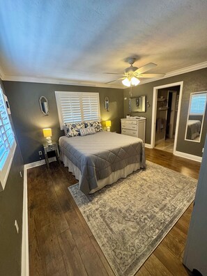 3 bedrooms, desk, iron/ironing board, WiFi - HEATED pool, bike to Siesta, quiet street, 1 MILE to SK beach, kayaks & bikes (Sarasota)