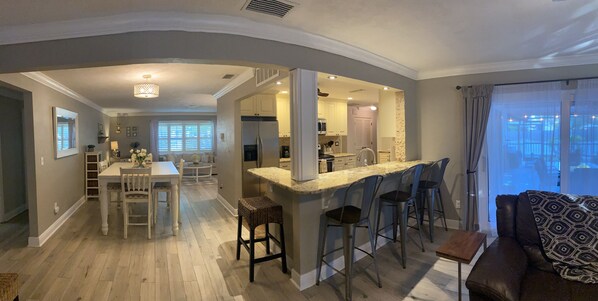 Dining - HEATED pool, bike to Siesta, quiet street, 1 MILE to SK beach, kayaks & bikes (Sarasota)