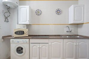 ثلاجة، ميكروويف، موقد طهي مسطح، ماكينة لصنع القهوة/الشاي