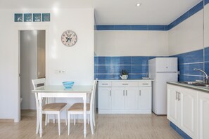 Geladeira, micro-ondas, cooktop, cafeteira/chaleira