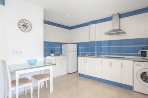 Fridge, microwave, stovetop, coffee/tea maker - Air-Conditioned Apartment "Juan 1" Close to the Beach, with Balcony & Wi-Fi (Conil de la Frontera)