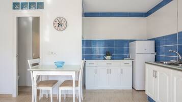 Een koelkast, een microgolfoven, een kookplaat