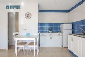 Kjøleskap, mikrobølgeovn, kokeplater og kaffetrakter/tekoker