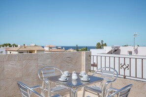 Outdoor dining - Apartment “Juan 2” close to the Beach with Sea View, Air Conditioning & Terrace (Conil de la Frontera)
