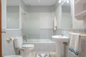 Bathtub, hair dryer, towels - Apartment “Juan 2” close to the Beach with Sea View, Air Conditioning & Terrace (Conil de la Frontera)