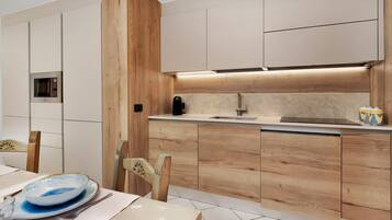 Kühlschrank, Mikrowelle, Herdplatte, Geschirrspüler