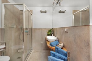 Shower, hair dryer, towels - Holiday Apartment "Tavolara" with Sea View, Private Terrace, Shared Pool & Air Conditioning (San Teodoro)