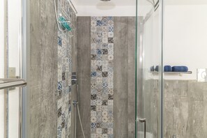 Chuveiro, secador de cabelo, toalhas de banho 